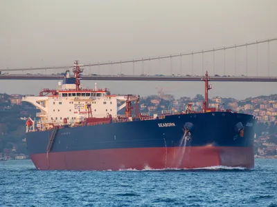 Petrolier trecând prin Strâmtoarea Bosfor - Foto: Profimedia Images