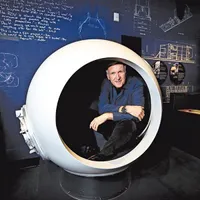 Regizorul James Cameron s-a arătat interesat de explorarea adâncimii mărilor și de submarine după ce a făcut scufundări pentru a realiza filmul Titanic.