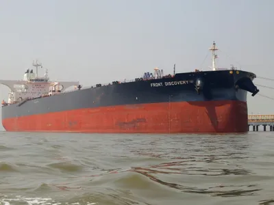 Petrolier care descarcă țițeiul importat din Orientul Mijlociu, către liniile de rafinare din portul Mumbai, India - Foto: Profimedia Images