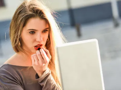 O femeie citește un e-mail îngrijorător - Foto: Freepik (rol ilustrativ)