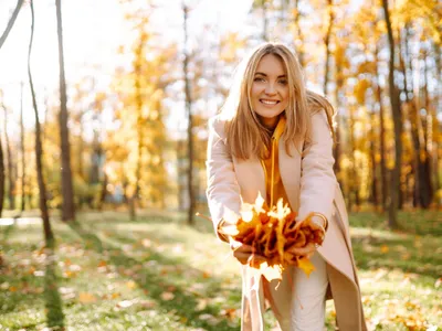 Femeie în grădină toamna - Foto: Freepik