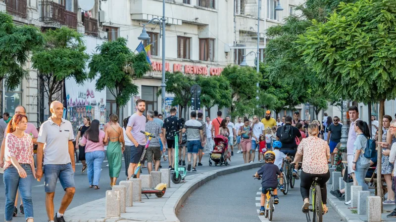 Oameni care merg pe stradă vara - Foto: Profimedia