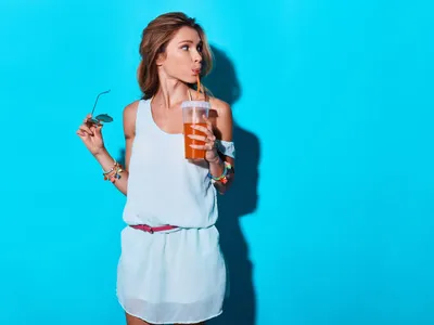 Femeie bea - Foto: Freepik