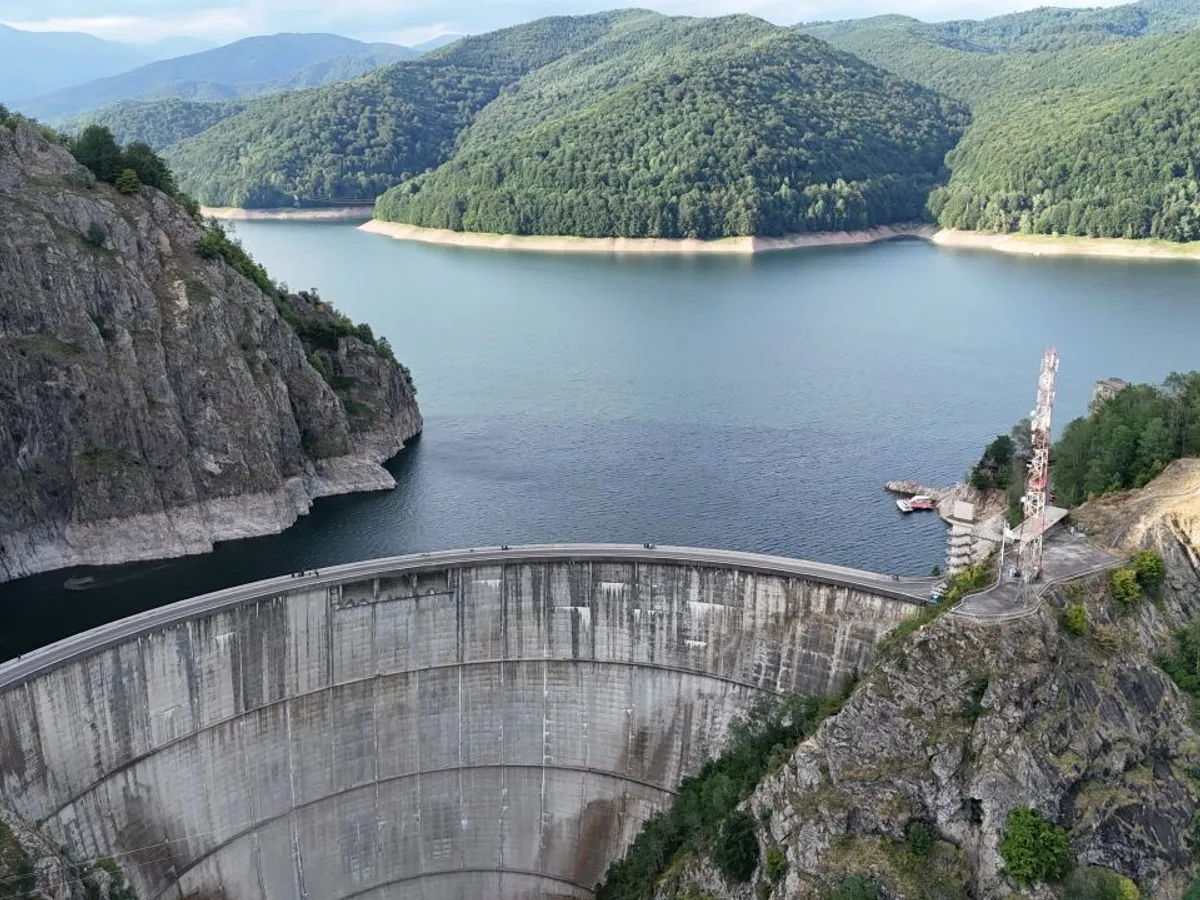 Alertă în Argeș: poluare în lacul Vidraru, prefectul convoacă de urgență Comitetul pentru Situații de Urgență