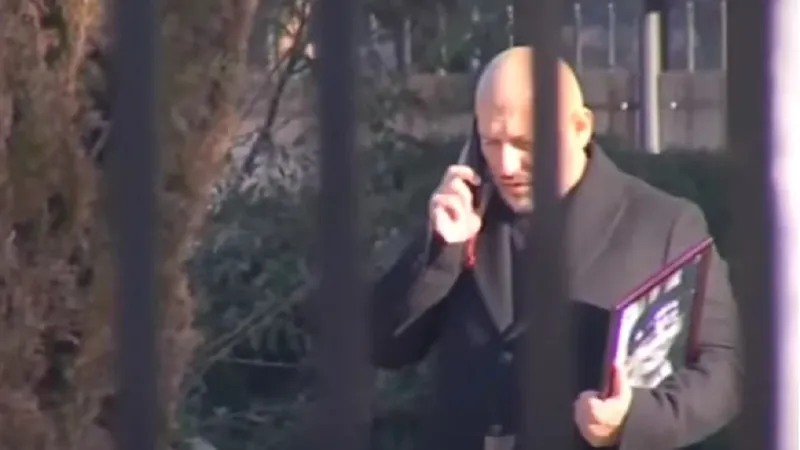 Cornel Dinicu, patronul de la Ferma Dacilor, la înmormântarea fiului mort în incendiu Foto: captură video