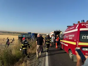 Plan roşu de intervenţie. Un autocar cu 60 de persoane s-a răsturnat în judeţul Constanţa - Foto: ISU Dobrogea