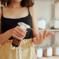 Cu ce să te dai pe haine și pantofi ca să alungi căpușele? Soluția de 10 lei folosită pentru blana animalelor - Foto: Freepik (Imagine cu rol ilustrativ)