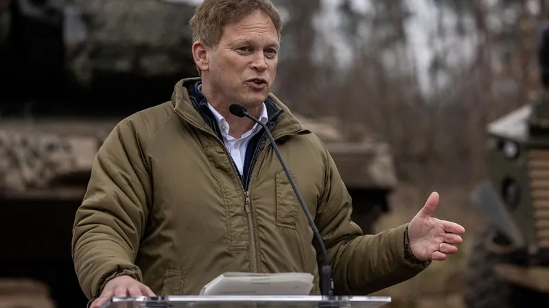 Rusia a blocat semnalul GPS, în avionul ministrului Apărării britanic, Grant Shapps - Foto: Profimedia Images