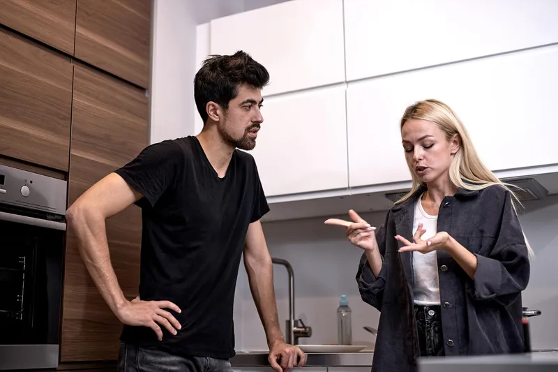 Persoane care discută - Foto: Freepik (Imagine cu rol ilustrativ)