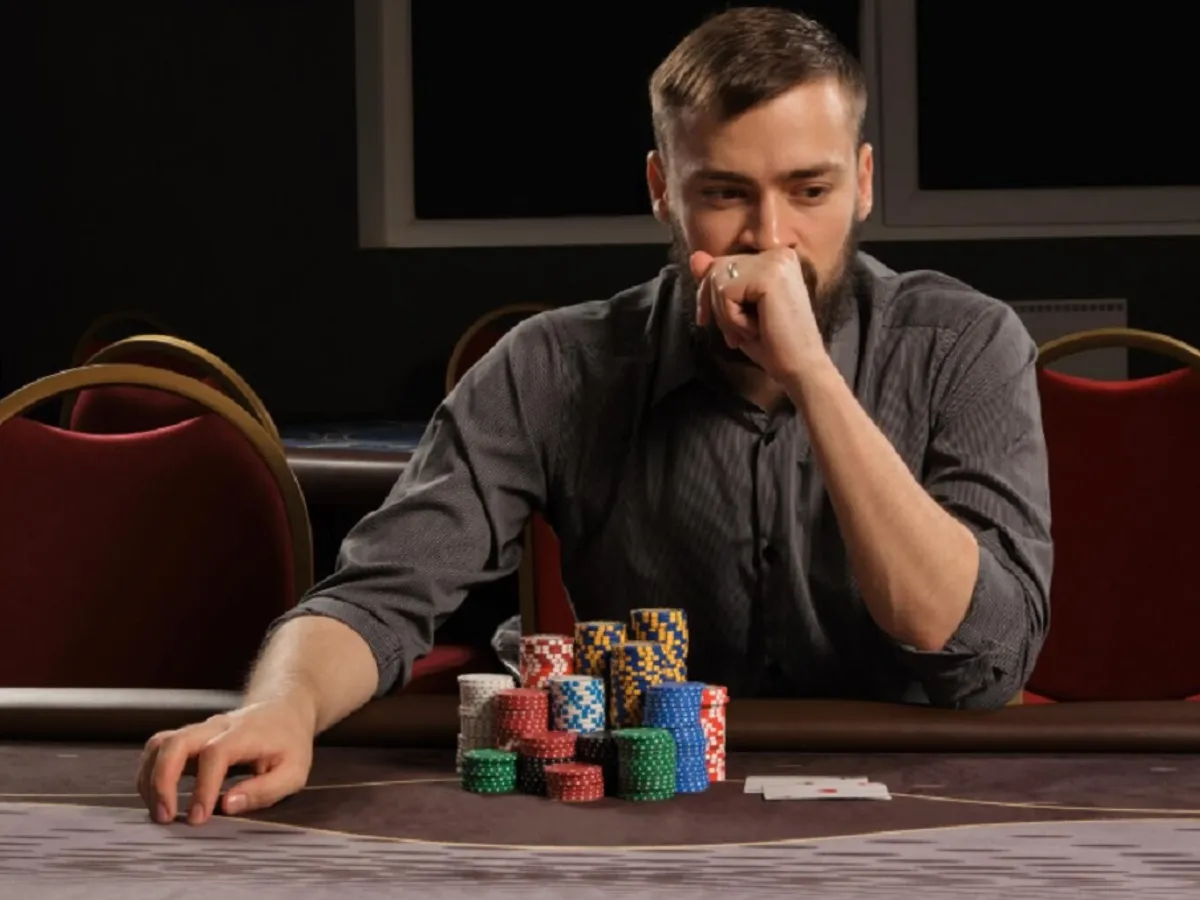 Un bărbat a trebuit să plătească 2.600 € după ce a fost prins jucând la păcănele. Care este de fapt motivul?