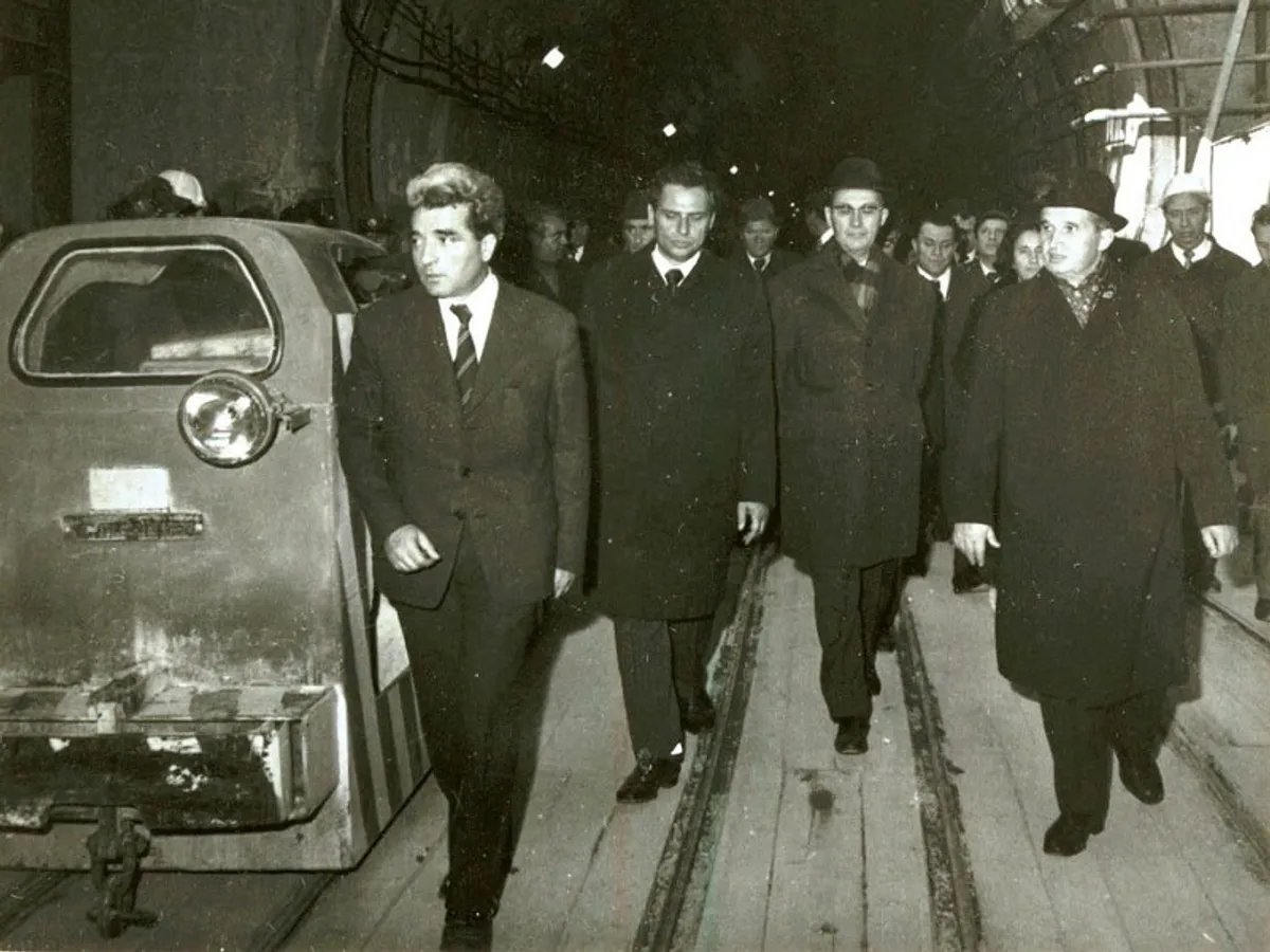 Nicolae Ceaușescu pe antierul metroului