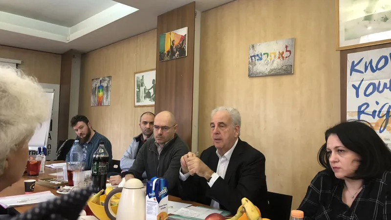 Oficialul ONU, la întâlnirea cu ONG-urile. În imagine, apar și Florin Buhiceanu, din partea ACCEPT, și Adina Manea, de la Tineri pentru Tineri. Sursa: Staff Michel Kazatchkine