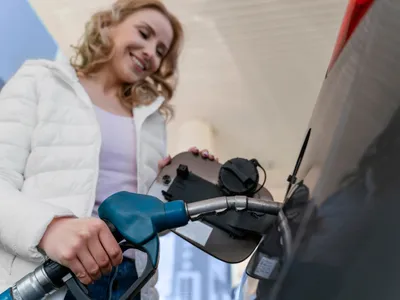 Femeie la pompă - Foto: Freepik