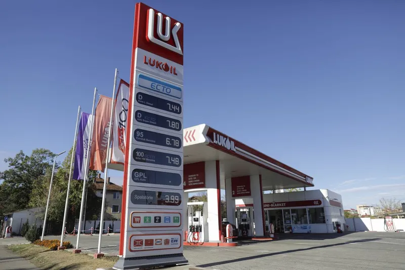 Staţie de benzină Lukoil din Târgovişte - Foto: INQUAM PHOTOS/Octav Ganea