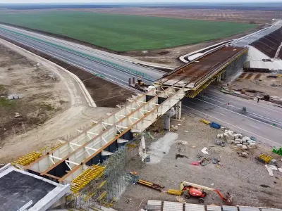 În fiecare zi se aştern peste 10.000 de tone de asfalt pentru A7, spune un secretar de stat. „Furnicar” - Foto: Facebook / Asociația Pro Infrastructură