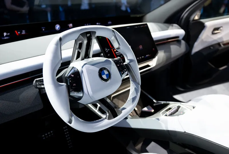 BMW lansează iX3 cu inteligență artificială și vrea să „bată” modelele din China. Costă 68.900€