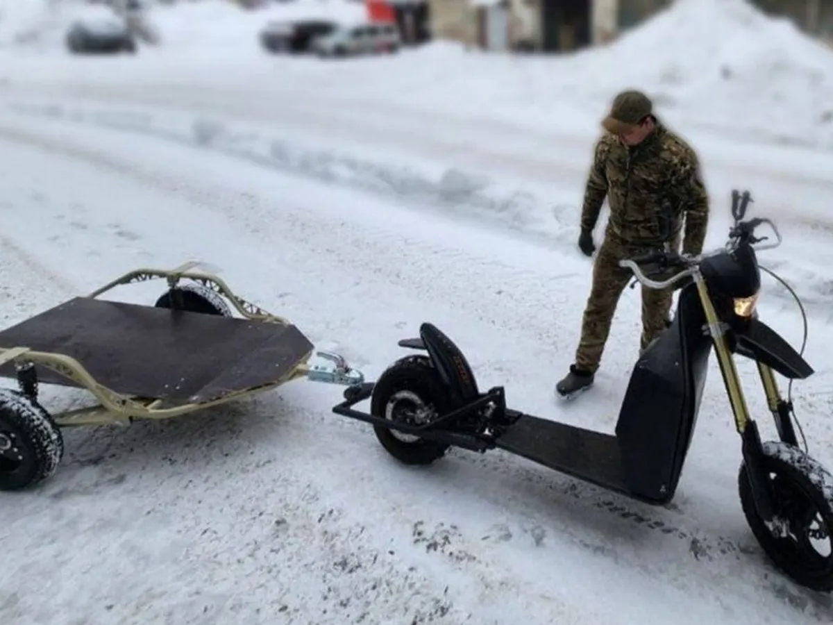 Soldații lui Putin din Ucraina au primit motorete și trotinete electrice Kalashnikov. Au și remorcă