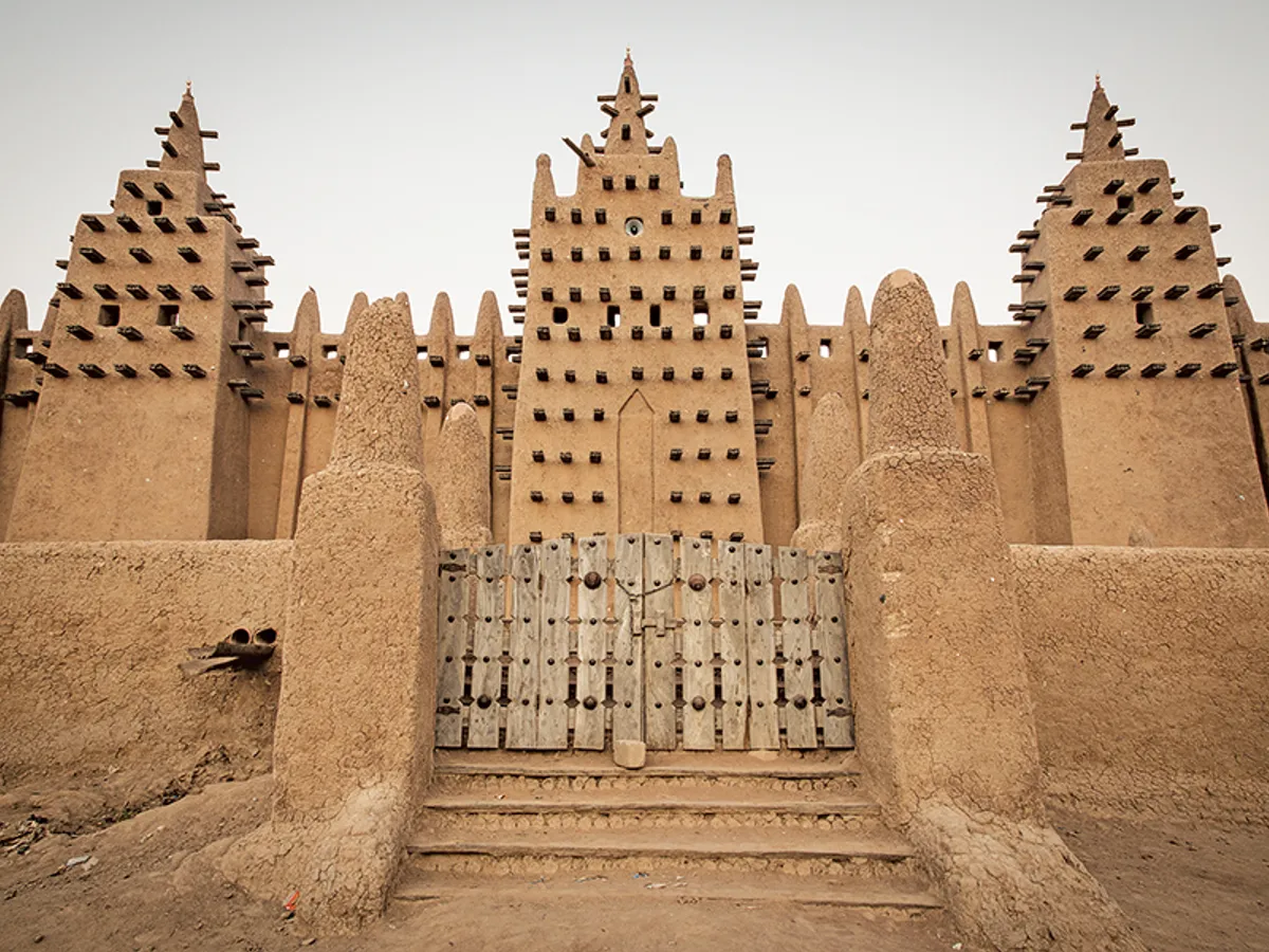 MADRASSA PESTE ANI - Marea Moschee a lui Djenné-Djenno a fost construită din chirpici în 1907, pe locul moscheii originale, care e posibil să fi existat încă din 1200 și care a fost un centru major al învățăturii islamice în Evul Mediu