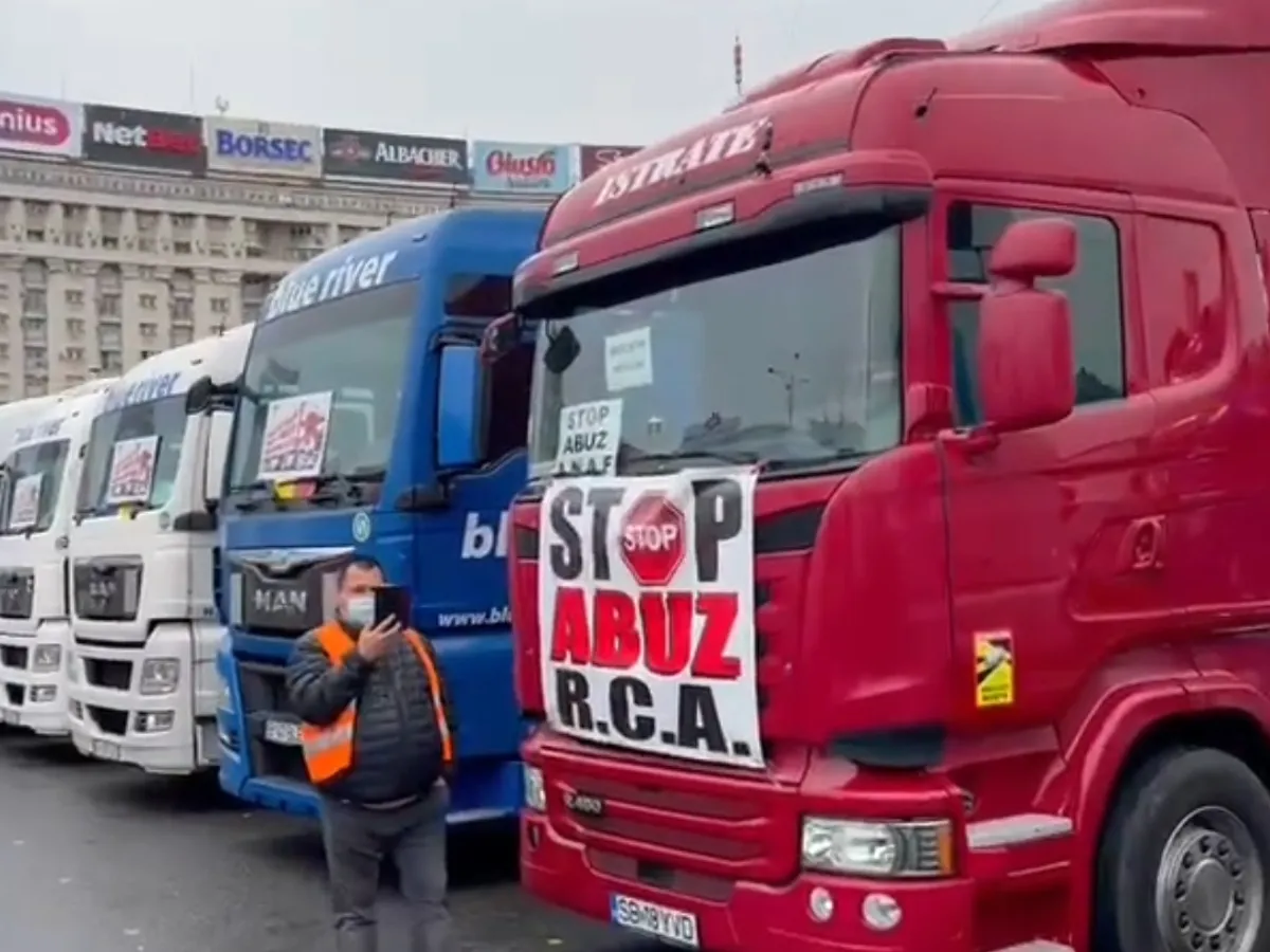 Zeci de camioane, „parcate” în Piața Victoriei. FOTO: Captură video