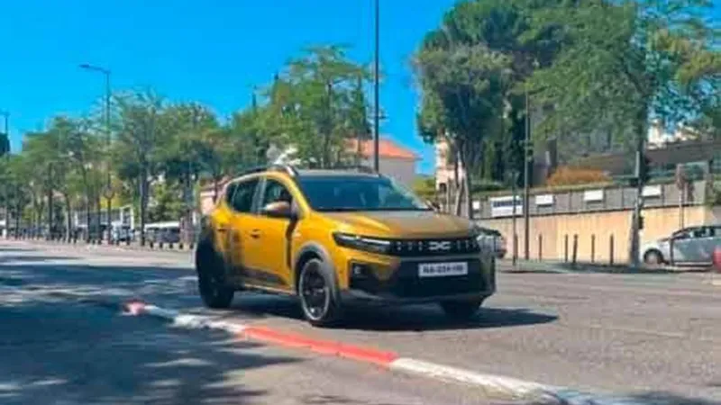 Primele imagini cu Dacia Sandero facelift: Design și elemente de Duster, motorizări hybrid - Foto: largus.fr
