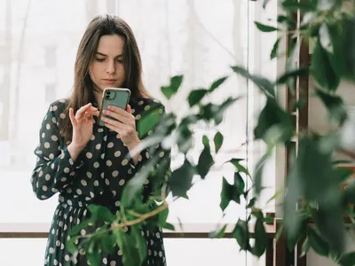 Tănără folosind un smartphone - Foto: Pexels (cu rol ilustrativ)