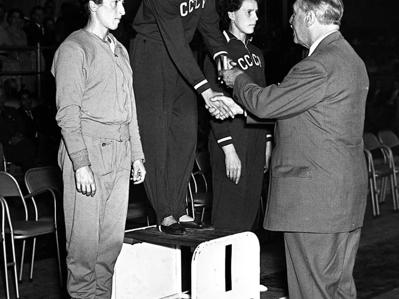 Larisa Latynina este premiată cu medalia de aur, Agnes Keleti (Ungaria, locul al doilea) și Sofia Muratova (URSS, locul al treilea), la Jocurile Olimpice de la Melbourne, în 1956 Foto: Profimediaimages.ro