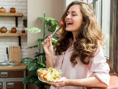 Femeiea mănâncă salată - Foto: Freepik