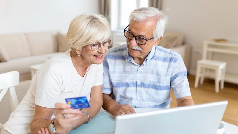 Când intră pensie pe card în octombrie: vineri sau luni? Care pensionari primesc 100 lei în plus? - Foto: Freepik