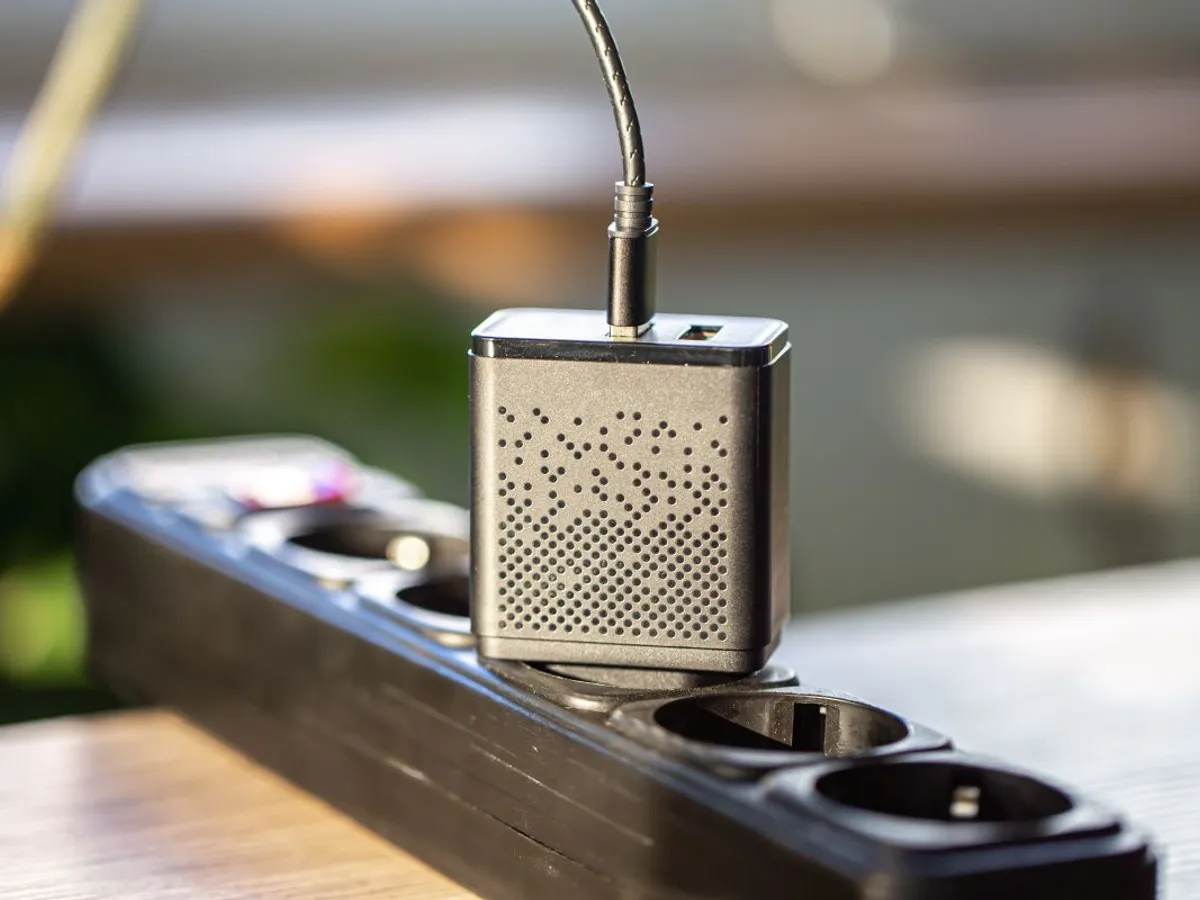 Încărcător la priză de 220 V, cu mufă USB 2.0 - Foto: Magnific.com/pvproductions