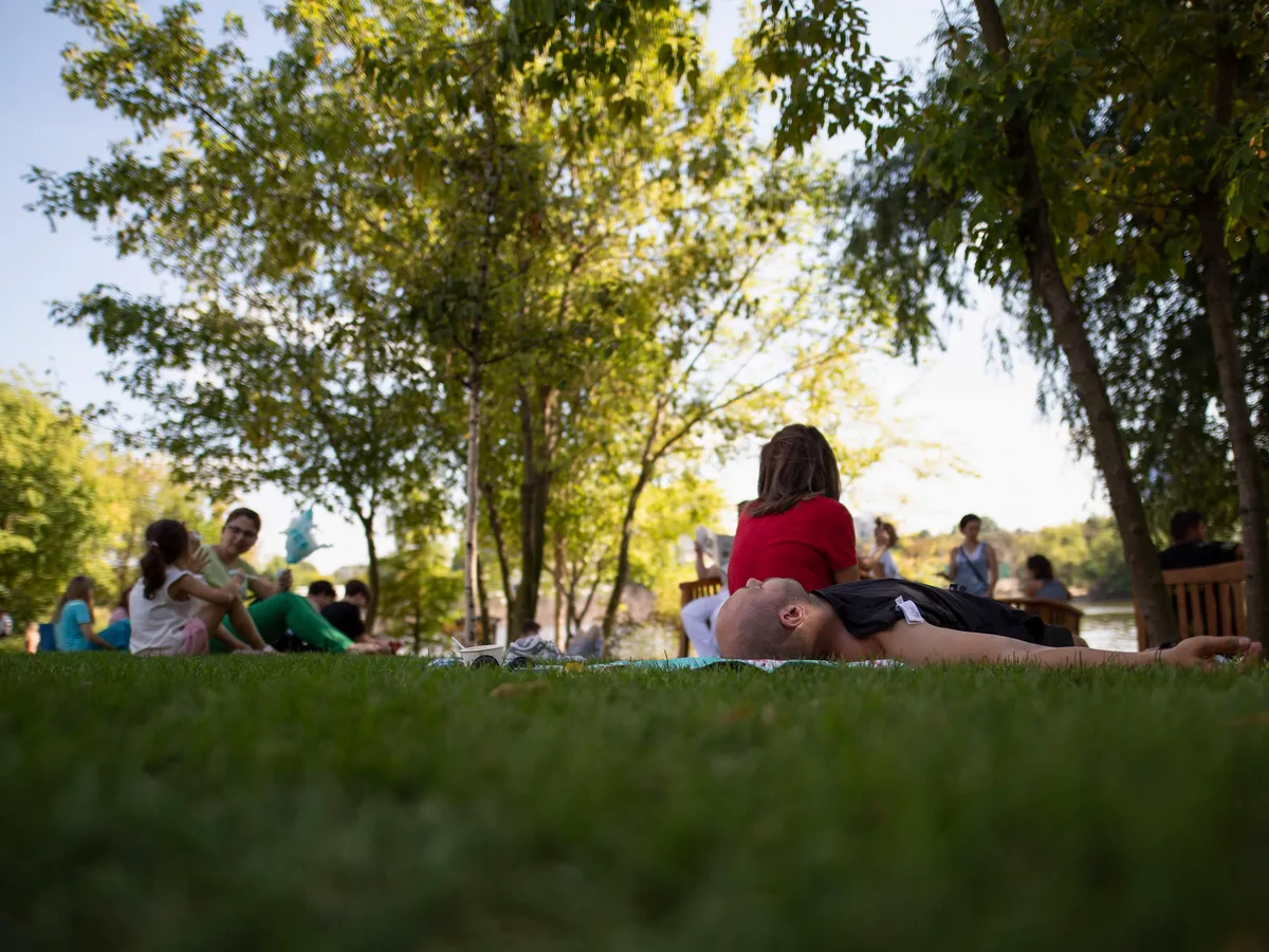 Cum îți revii după masa de Paște. Ce faci în 24 de ore dacă ai exagerat cu ouă, drob și friptură