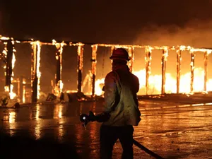 FOTO S-a pus lacătul pe arena de 90.000 de locuri. Cinci persoane au murit din cauza incendiului