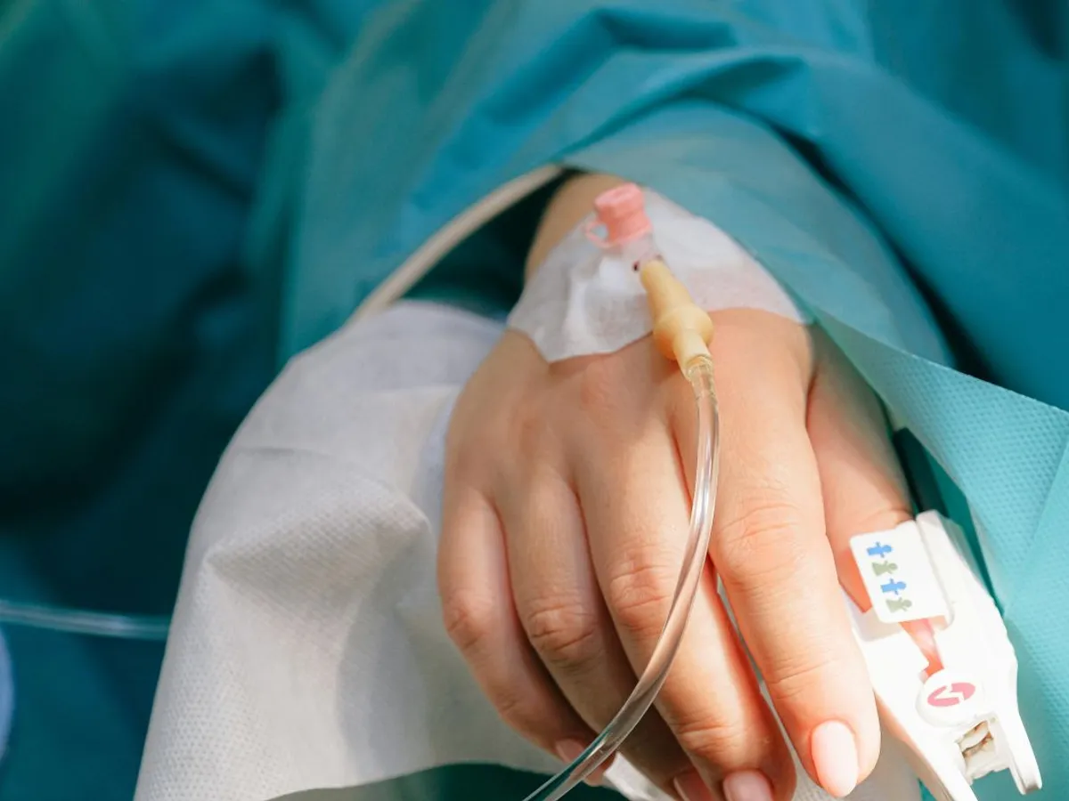 Mână de femeie cu branulă pusă pentru o perfuzie - Foto: Pexels/Anna Shvets