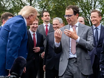 Președintele Donald Trump îl privește pe Dario Amodei, director general și cofondator al Anthropic, în timp ce acesta vorbește cu jurnaliștii în fața Casei Albe Foto: profimediaimages.ro