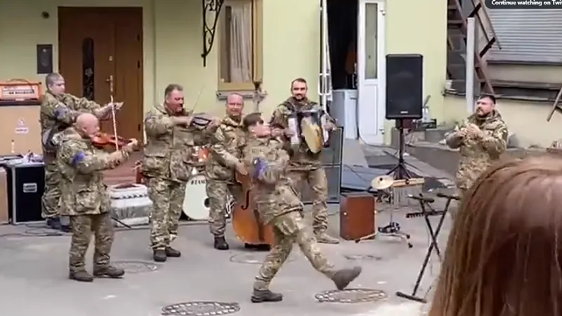 Militarii ucraineni au mai destins atmosfera în Kiev/ Captură video