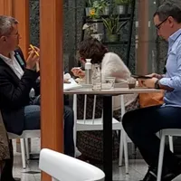 Victor Ponta și Dan Barna, surprinși în timp ce luau masa la Bruxelles Foto: Captură Antena 3