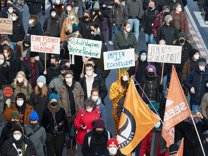 Mii de „vacciniști” au protestat în Germania împotriva conspiraționiștilor COVID. / Foto: berliner-zeitung.de