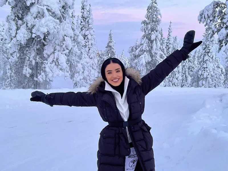 Adelina Pestrițu și fiica sa s-au întâlnit cu Moș Crăciun la el acasă, în Laponia. / Foto: Facebook, Adelina Ioana Pestrițu