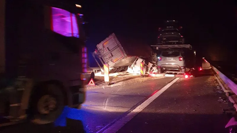 Accident grav pe autostrada A2. Două tiruri s-au ciocnit, iar traficul este blocat foto: Facebook/ Marius Tila