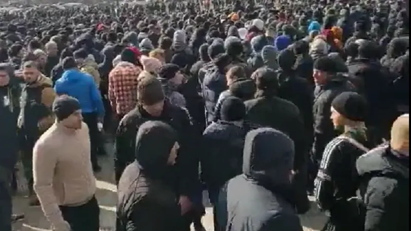 Mii de ucraineni s-au prezentat pentru înrolare în Zaporojie, Ucraina Foto: Twitter