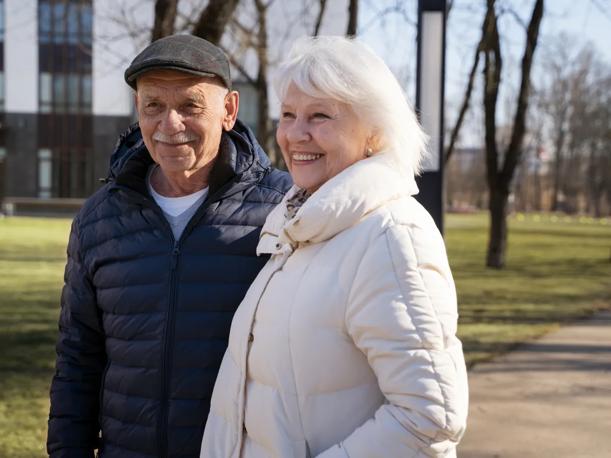 Pensionari în parc - Foto: Magnific