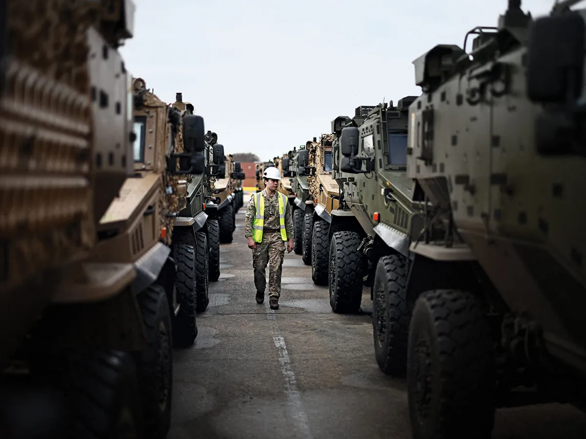 Vehiculele sunt trimise din Southampton, Anglia, pentru exercițiul Steadfast Dart, în cadrul căruia trupele britanice se antrenează în România pentru a arăta cum ar putea conduce o forță multinațională în Europa - Foto: Getty Images