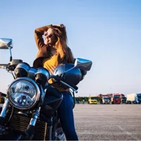 Președintele Klaus Iohannis a atacat la CCR legea care permite șoferilor auto să conducă motociclete Foto: Freepik.com - rol ilustrativ