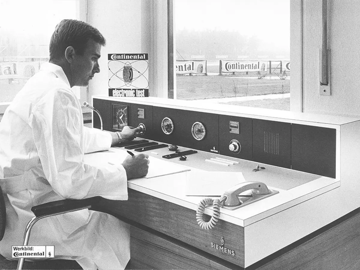 Hans-Jürgen Meyer, în centrul de control de pe Contidrom, în 1968