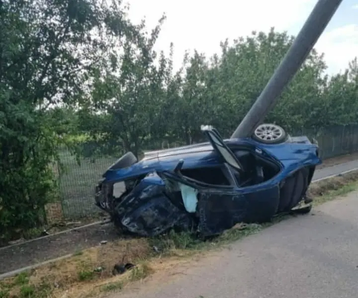 Un tânăr de 25 de ani a „cosit” un stâlp cu un BMW. Din mașină n-a rămas nimic, el a scăpat. / Foto: Info Trafic 24, Facebook