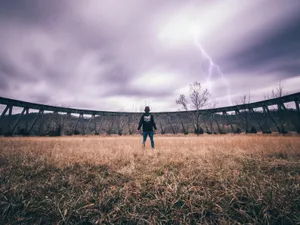 Tragedie în Caraș-Severin: doi tineri loviți de fulger. Unul a murit pe loc, altul e grav rănit - FOTO: Pexels (imagine cu rol ilustrativ)