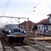 Comunistul Gheorghiu-Dej se plimba cu o limuzină Buick specială în anii `50. Avea roți de tren - Foto: captură video