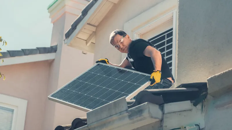 Cu 60.000 lei iei un sistem fotovoltaic și nu mai plătești facturi de curent - Foto: Pexels / Kindel Media