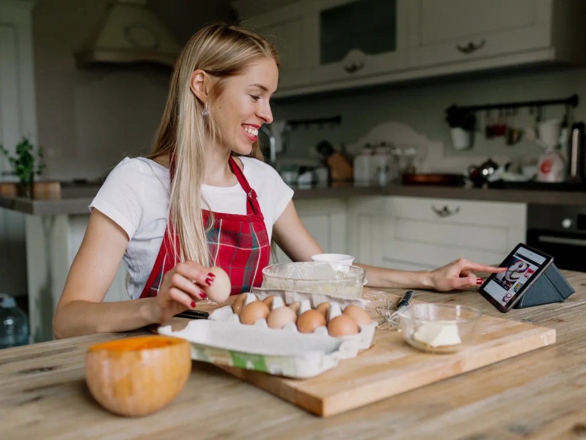 Femeie care gătește ouă - Foto: Freepik (Imagine cu rol ilustrativ)