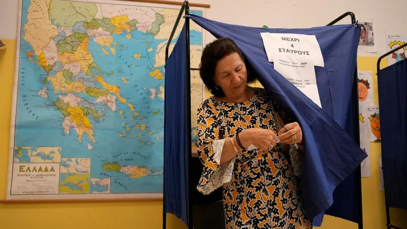 Grecii cu drept de vot sunt chemați duminică, 21 mai, la urne în cadrul primelor alegeri generale desfășurate după schimbarea sistemului de votare - Foto: Profimedia Images