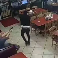 Un bărbat îl împușcă mortal pe un hoț mascat/Foto: you tube